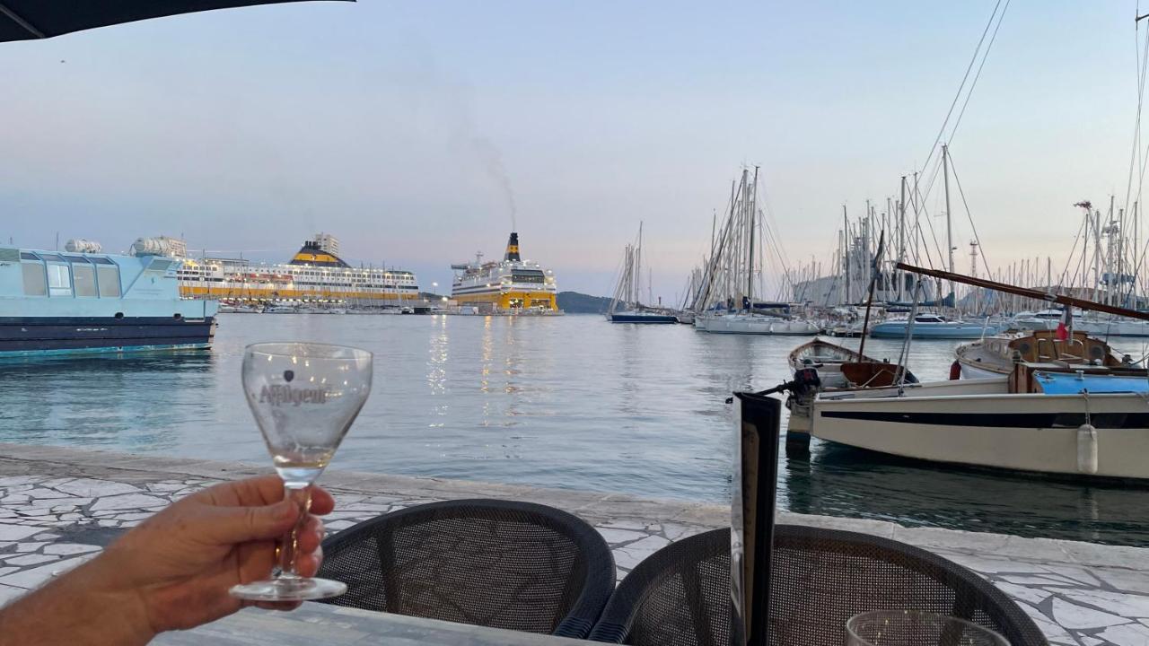 Au Coeur Du Vieux Toulon Au Calme Appartement Renove Climatise Confortable Etage Eleve Avec Ascenseur Proche Parking Et Toutes Commodites المظهر الخارجي الصورة